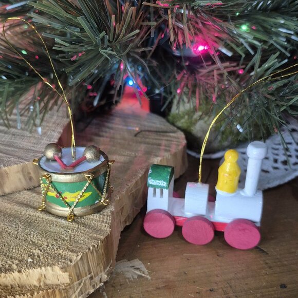 🎄 Set of 2 Vintage Wooden Christmas Toys Ornaments - Train Drum Red Green White - Picture 1 of 6